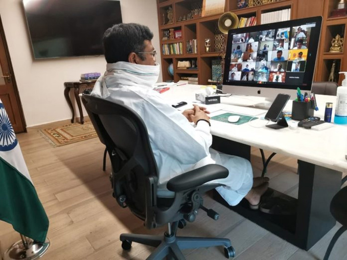 Union Minister Dharmendra Pradhan interacting with over 1000 LPG distributors through video conferencing. Union Minister Dharmendra Pradhan interacting with over 1000 LPG distributors through video conferencing.