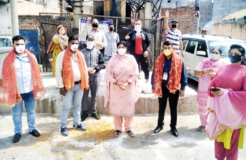 Advocate Purnima Sharma, Deputy Mayor JMC, posing with sanitary staff. Advocate Purnima Sharma, Deputy Mayor JMC, posing with sanitary staff.