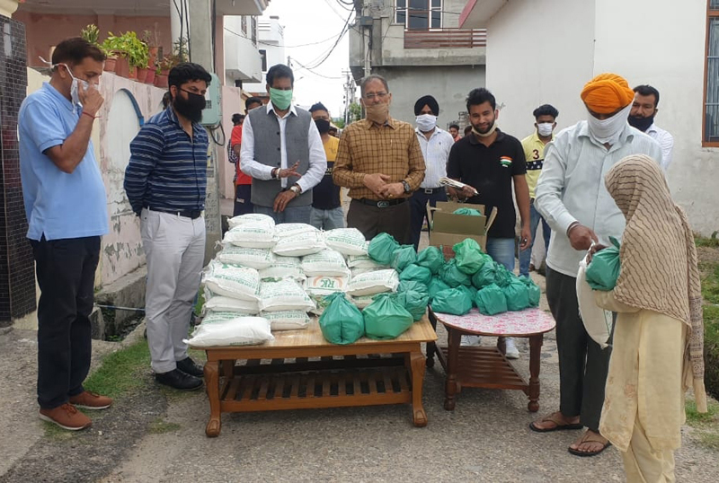 Former Deputy CM, Kavinder Gupta distributing ration in Nanak Nagar on Monday. Former Deputy CM, Kavinder Gupta distributing ration in Nanak Nagar on Monday.