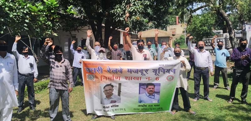 Northern Railway employees protesting against Govt on Thursday. Northern Railway employees protesting against Govt on Thursday.