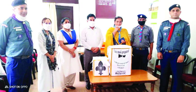 Representatives of Bharat Scouts & Guides presenting masks to needy in Udhampur. Representatives of Bharat Scouts & Guides presenting masks to needy in Udhampur.
