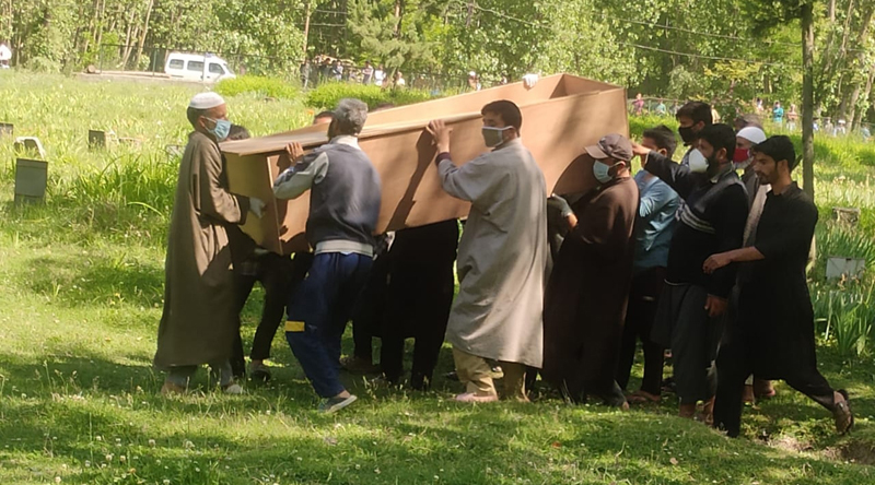 COVID victim being taken for burial by the people wearing no protective kits in Bijbehara on Wednesday. —Excelsior/Sajad Dar COVID victim being taken for burial by the people wearing no protective kits in Bijbehara on Wednesday. —Excelsior/Sajad Dar