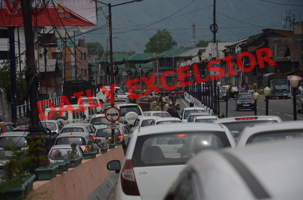 Heavy rush of traffic in Srinagar on Monday. -Excelsior/Shakeel Heavy rush of traffic in Srinagar on Monday. -Excelsior/Shakeel