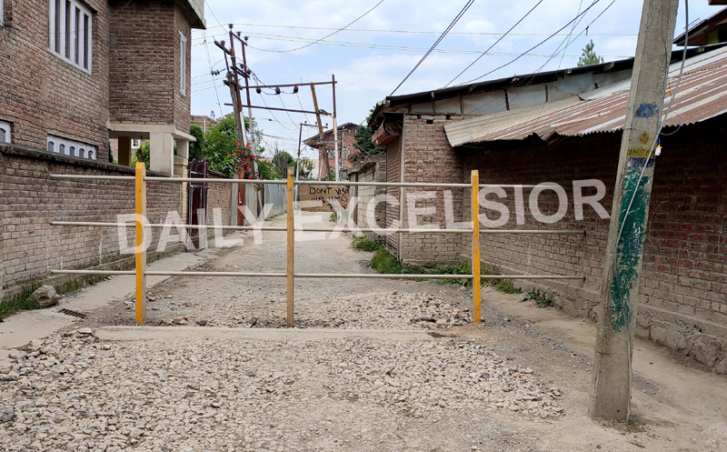 A locality in Srinagar City sealed after a COVID-19 +ve case was reported there. —Excelsior/Shakeel A locality in Srinagar City sealed after a COVID-19 +ve case was reported there. —Excelsior/Shakeel