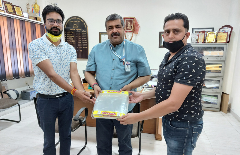 Pearl India representative Ravish Gupta handing over face shields to Dr Pavan Malhotra, Director Principal, ASCOMS. Pearl India representative Ravish Gupta handing over face shields to Dr Pavan Malhotra, Director Principal, ASCOMS.