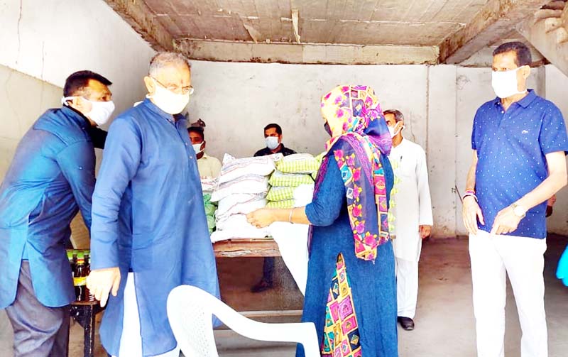 Former Deputy CM, Kavinder Gupta distributing ration in Ward No. 68 on Sunday. Former Deputy CM, Kavinder Gupta distributing ration in Ward No. 68 on Sunday.