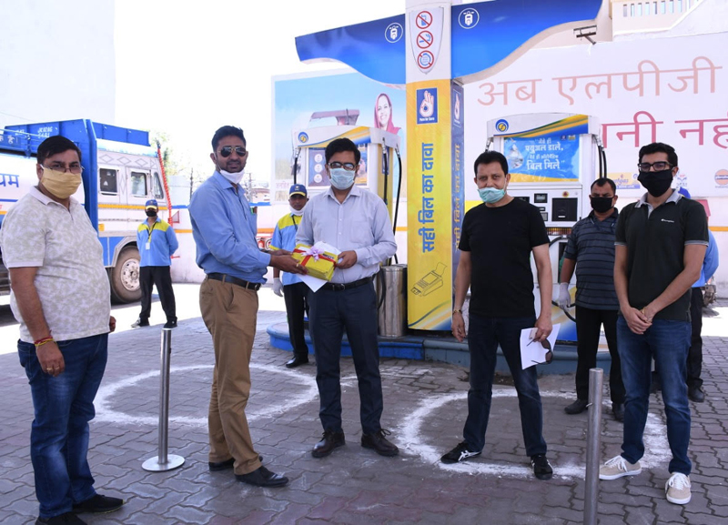Dushyant Sharma, Assistant Manager, BPCL demonstrating a trial fuel transaction at company's retail outlet at Tallab Tillo in Jammu. Dushyant Sharma, Assistant Manager, BPCL demonstrating a trial fuel transaction at company's retail outlet at Tallab Tillo in Jammu.