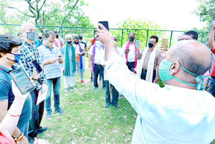 BJP Vice President Yudhvir Sethi addressing people during campaign on Swavlamban Abhiyan in Jammu. BJP Vice President Yudhvir Sethi addressing people during campaign on Swavlamban Abhiyan in Jammu.