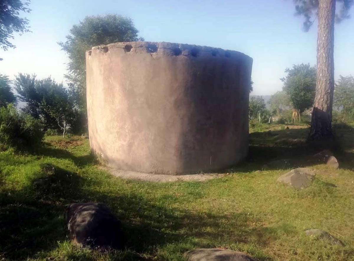 A PHE watertank lying defunct in Mendhar for 10 years. —Excelsior/Rahi Kapoor A PHE watertank lying defunct in Mendhar for 10 years. —Excelsior/Rahi Kapoor