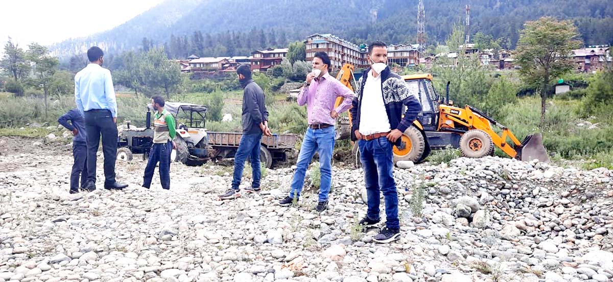 Work stopped by MC Pahalgam. -Excelsior/Sajad Dar Work stopped by MC Pahalgam. -Excelsior/Sajad Dar