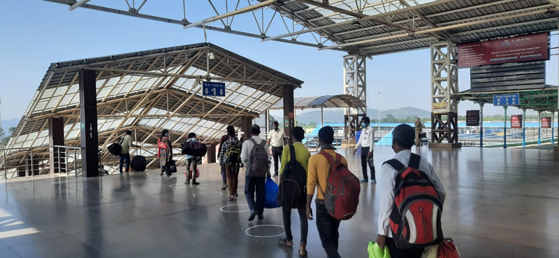 Workers queue up to board West Bengal bound train at katra Railway Station on Tuesday. — Excelsior/Romesh Mengi Workers queue up to board West Bengal bound train at katra Railway Station on Tuesday. — Excelsior/Romesh Mengi