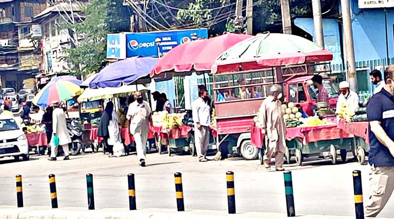 Roadside vendors establish their business just outside the COVID-19 dedicated Chest Disease hospital in Dalgate area of Srinagar on Wednesday.(UNI) Roadside vendors establish their business just outside the COVID-19 dedicated Chest Disease hospital in Dalgate area of Srinagar on Wednesday.(UNI)