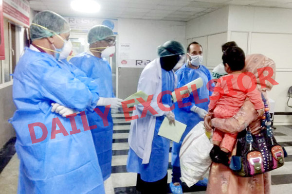 Corona patients being discharged from JLNM Hospital in Srinagar on Friday. —Excelsior/Shakeel Corona patients being discharged from JLNM Hospital in Srinagar on Friday. —Excelsior/Shakeel