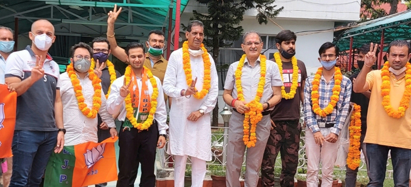 Former Deputy CM, Kavinder Gupta welcoming new entrants in party at Gandhi Nagar on Monday. Former Deputy CM, Kavinder Gupta welcoming new entrants in party at Gandhi Nagar on Monday.