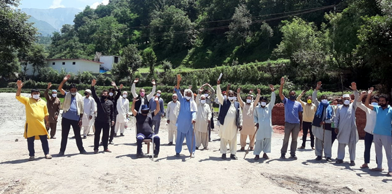 Villagers from Charung Danna in Thanamandi staging protest against Govt on Sunday. —Excelsior/Gafoor Bhat Villagers from Charung Danna in Thanamandi staging protest against Govt on Sunday. —Excelsior/Gafoor Bhat