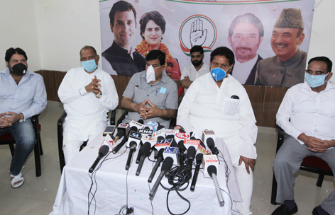 PCC vice president Raman Bhalla flanked by other senior Cong leaders addressing press conference in Jammu. — Excelsior/Rakesh PCC vice president Raman Bhalla flanked by other senior Cong leaders addressing press conference in Jammu. — Excelsior/Rakesh