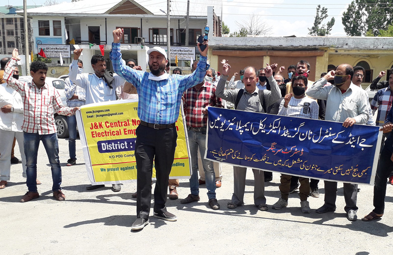 J&K Central Non Gazetted Electrical Employees Union holding a protest demonstration in Srinagar. —Excelsior/Shakeel J&K Central Non Gazetted Electrical Employees Union holding a protest demonstration in Srinagar. —Excelsior/Shakeel