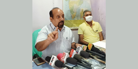 Senior Trade Union leader Som Nath addressing press conference at Udhampur. Senior Trade Union leader Som Nath addressing press conference at Udhampur.