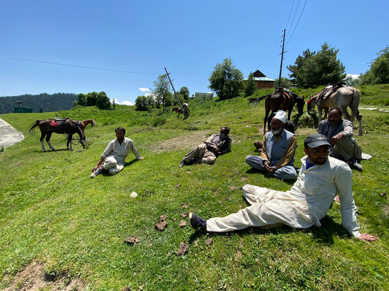 Ponywalas sitting idle at tourist resort of Gulmarg. — Excelsior/Aabid Nabi Ponywalas sitting idle at tourist resort of Gulmarg. — Excelsior/Aabid Nabi