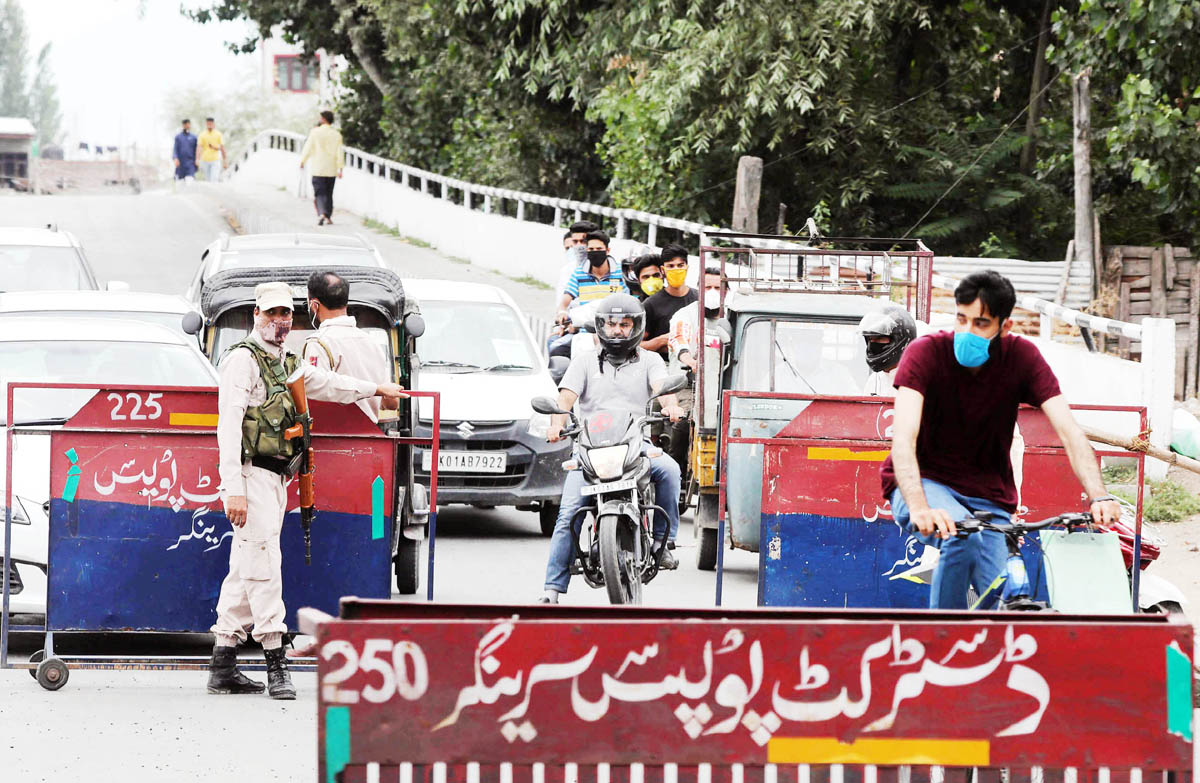Strict curbs in Srinagar due to surge in COVID cases on Friday. -Excelsior/ Shakeel Strict curbs in Srinagar due to surge in COVID cases on Friday. -Excelsior/ Shakeel