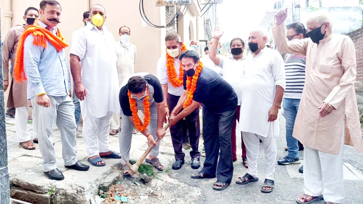 Mayor, JMC, Chander Mohan Gupta kick starting construction work of deep drain at Shiv Nagar, Jammu. Mayor, JMC, Chander Mohan Gupta kick starting construction work of deep drain at Shiv Nagar, Jammu.