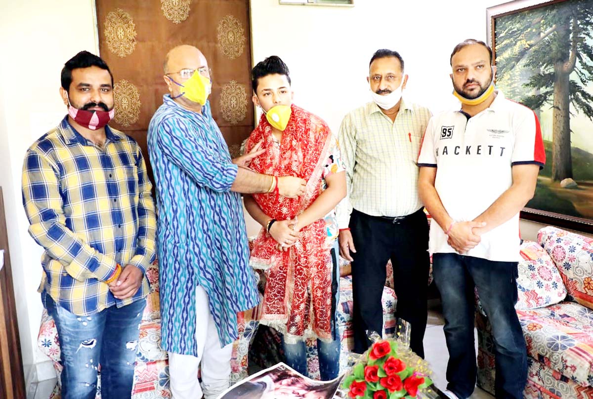 BJP vice president, Yudhvir Sethi releasing video album of songs at Jammu on Friday. BJP vice president, Yudhvir Sethi releasing video album of songs at Jammu on Friday.