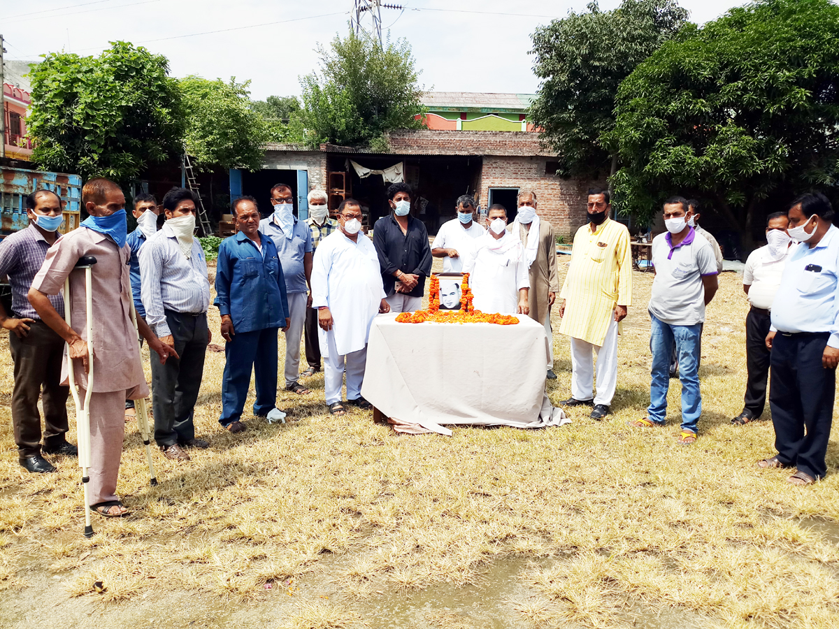 Congress activists paying tributes to G L Dogra on his birth anniversary on Friday. Congress activists paying tributes to G L Dogra on his birth anniversary on Friday.