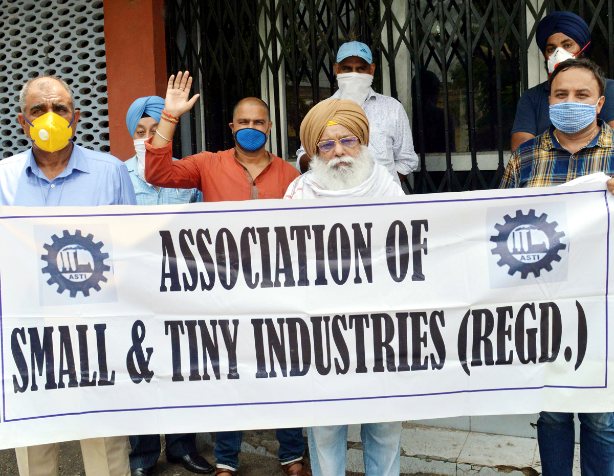 ASTI members staging protest after addressing a press conference at Exhibition Ground, Jammu. — Excelsior/Rakesh ASTI members staging protest after addressing a press conference at Exhibition Ground, Jammu. — Excelsior/Rakesh