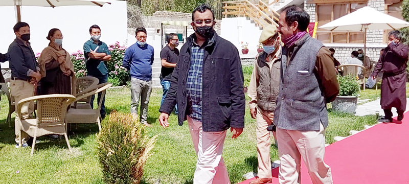 BJP leader Ram Madhav with party leaders in Leh on Sunday. — Excelsior/ Morup Stanzin BJP leader Ram Madhav with party leaders in Leh on Sunday. — Excelsior/ Morup Stanzin