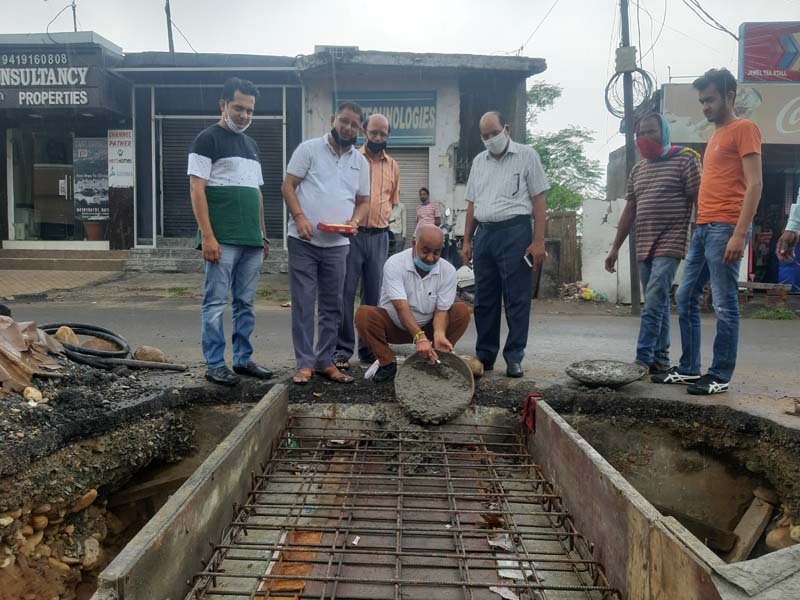 Corporator of Ward Number 51 in Channi Himmat kick starting slab work on a culvert. Corporator of Ward Number 51 in Channi Himmat kick starting slab work on a culvert.