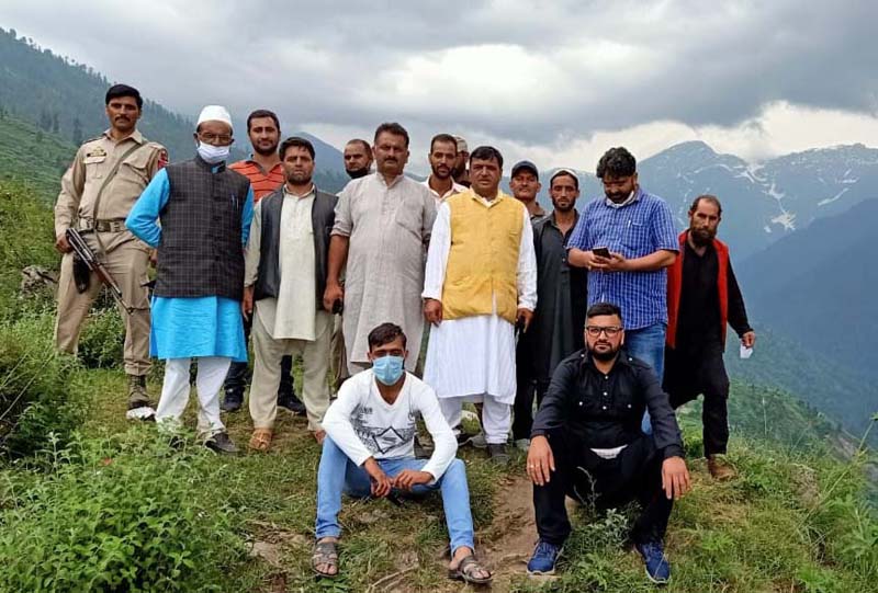Violating social distancing norms, former MLA Bhaderwah Dileep Singh Parihar posing for photograph with people. —Excelsior/Rafi Choudhary Violating social distancing norms, former MLA Bhaderwah Dileep Singh Parihar posing for photograph with people. —Excelsior/Rafi Choudhary