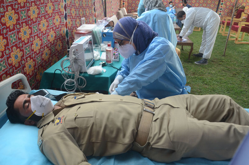 A cop donating plasma in Srinagar. —Excelsior/Shakeel