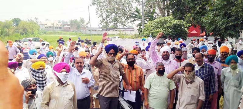 People protesting at Ramgarh against power crisis on Monday. -Excelsior/ Gautam People protesting at Ramgarh against power crisis on Monday. -Excelsior/ Gautam