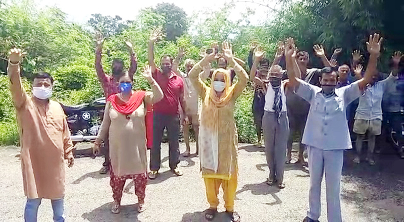Residents of Panchayat Plahi protesting against Wild Life Department on Saturday. -Excelsior/ Pardeep Residents of Panchayat Plahi protesting against Wild Life Department on Saturday. -Excelsior/ Pardeep