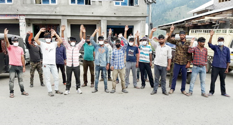 Members of All Safaikaramcharis Union raising slogans during protest. —Excelsior/Tilak Raj Members of All Safaikaramcharis Union raising slogans during protest. —Excelsior/Tilak Raj