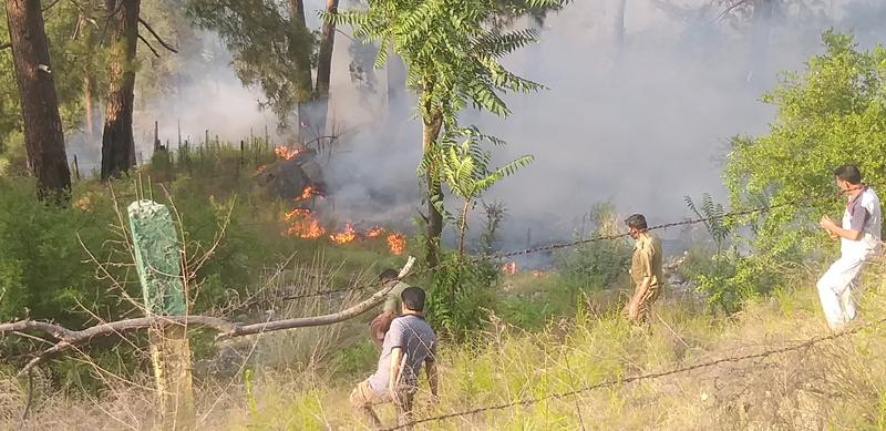 Fire fighters trying to douse flames. -Excelsior/Rafi Choudhary Fire fighters trying to douse flames. -Excelsior/Rafi Choudhary