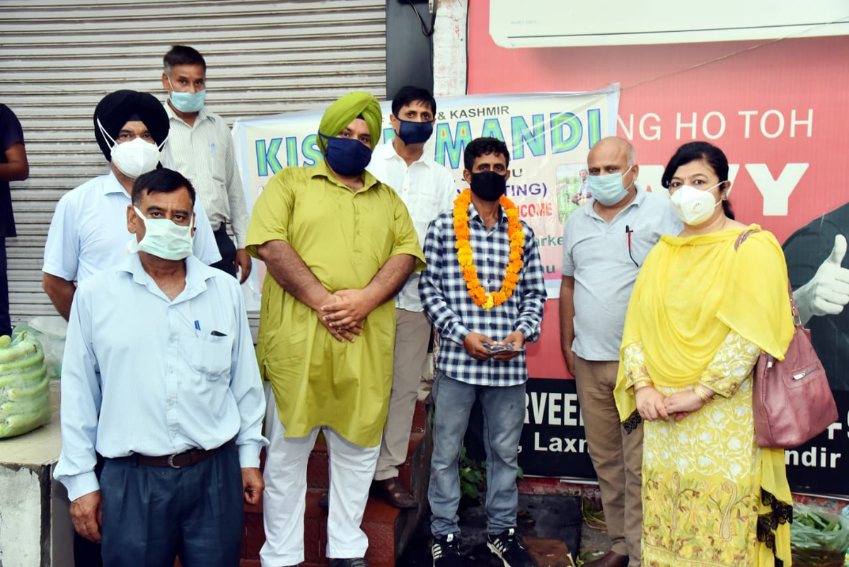 Horticulture officials after inauguration of Kissan Mandi in Gandhi Nagar on Monday. Horticulture officials after inauguration of Kissan Mandi in Gandhi Nagar on Monday.