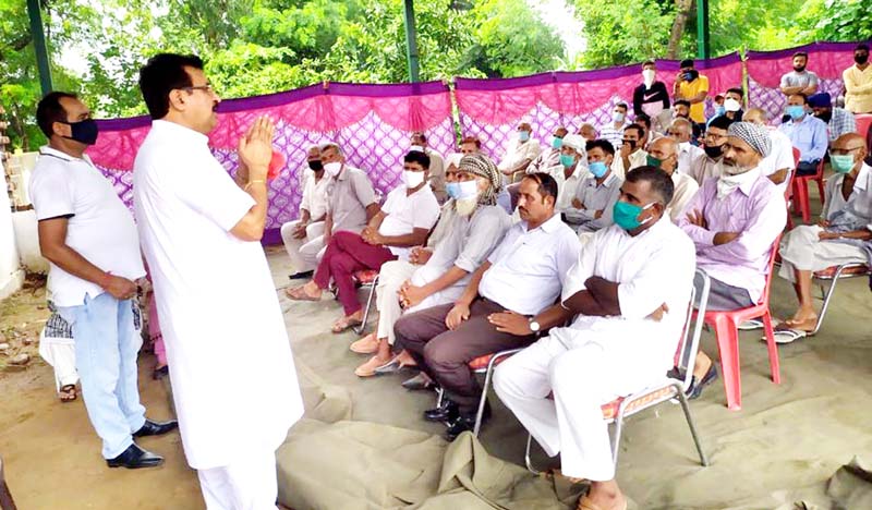 AIJMS J&K president, Ch Manmohan Singh, addressing a gathering at Samba on Tuesday. AIJMS J&K president, Ch Manmohan Singh, addressing a gathering at Samba on Tuesday.