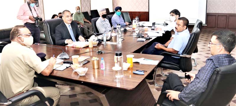 DGP Dilbag Singh reviewing the functioning of Crime Branch at Srinagar. DGP Dilbag Singh reviewing the functioning of Crime Branch at Srinagar.