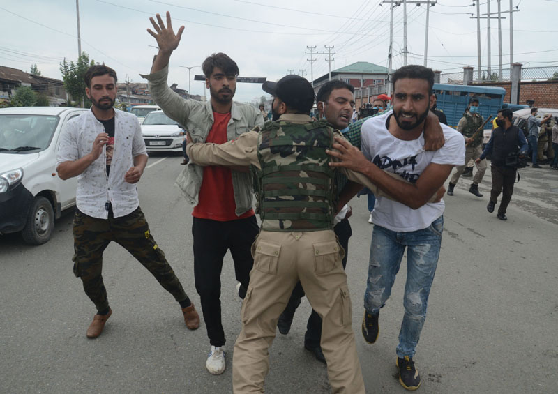 Shia mourners being detained for defying restrictions in Srinagar. —Excelsior/Shakeel