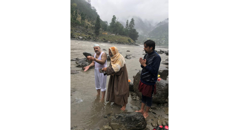 Members of SSCK performing Puja on bank of river Kishenganga in Keran on Sharda Ashtami. Members of SSCK performing Puja on bank of river Kishenganga in Keran on Sharda Ashtami.