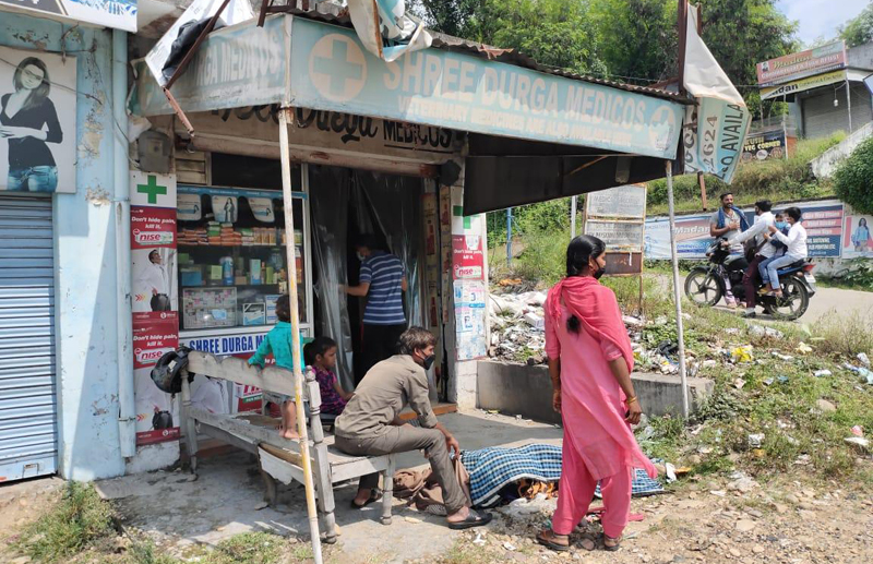 A pregnant lady delivering a child in front of a chemist shop at Samba after doctors in hospital denied admission to her on Sunday. —Excelsior/Badyal