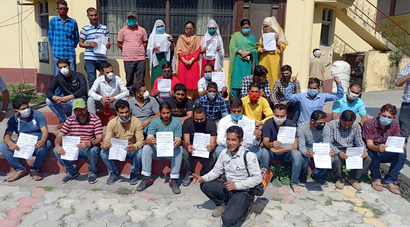 MGNREGA employees during protest outside RDD complex Ramban on Saturday. —Excelsior/Pervaiz MGNREGA employees during protest outside RDD complex Ramban on Saturday. —Excelsior/Pervaiz