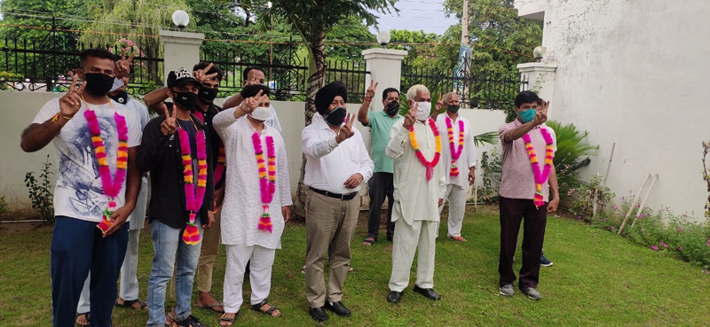 Former Minister Manjit Singh posing with new entrants at village Sarva in Ramgarh on Sunday. — Excelsior/Badyal Former Minister Manjit Singh posing with new entrants at village Sarva in Ramgarh on Sunday. — Excelsior/Badyal