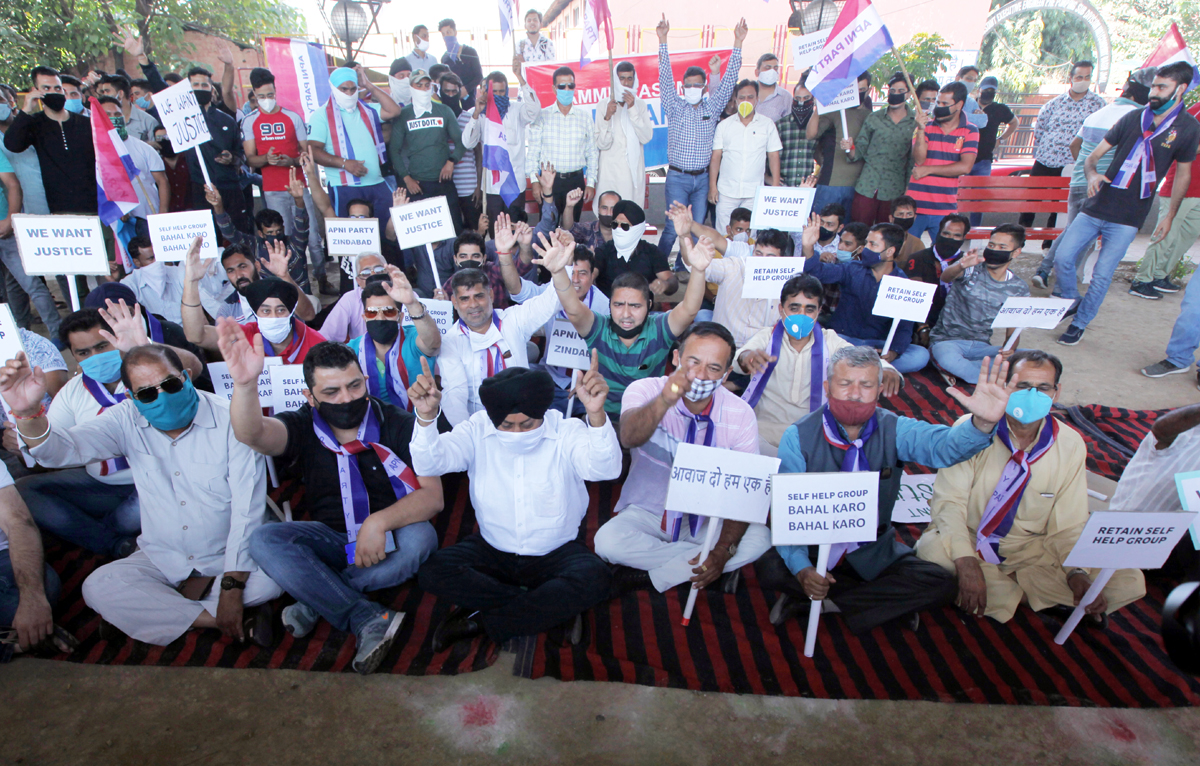 Apni Party activists and SHG Engineers staging protest in Jammu on Wednesday. — Excelsior/Rakesh Apni Party activists and SHG Engineers staging protest in Jammu on Wednesday. — Excelsior/Rakesh