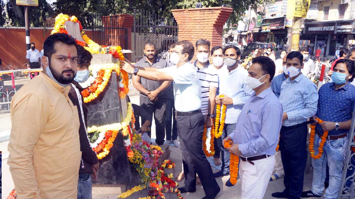 JJSF activists paying tributes to martyrs of 1966 students’ agitation at GGM Science College in Jammu. JJSF activists paying tributes to martyrs of 1966 students’ agitation at GGM Science College in Jammu.