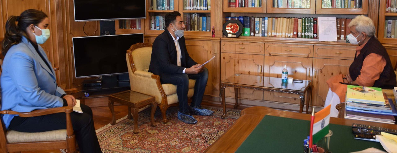 Lieutenant Governor, Manoj Sinha meets Dronacharya Awardee, Kuldeep Handoo and prominent Kayaking & Canoeing Coach, Bilquis Mir-13
