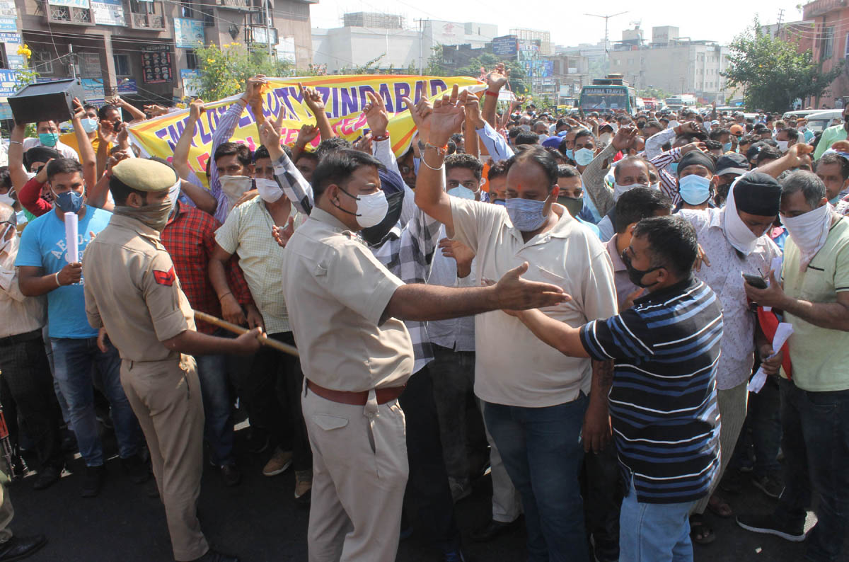 PHE daily wagers taking out protest rally against UT administration in Jammu on Monday. —Excelsior/Rakesh PHE daily wagers taking out protest rally against UT administration in Jammu on Monday. —Excelsior/Rakesh