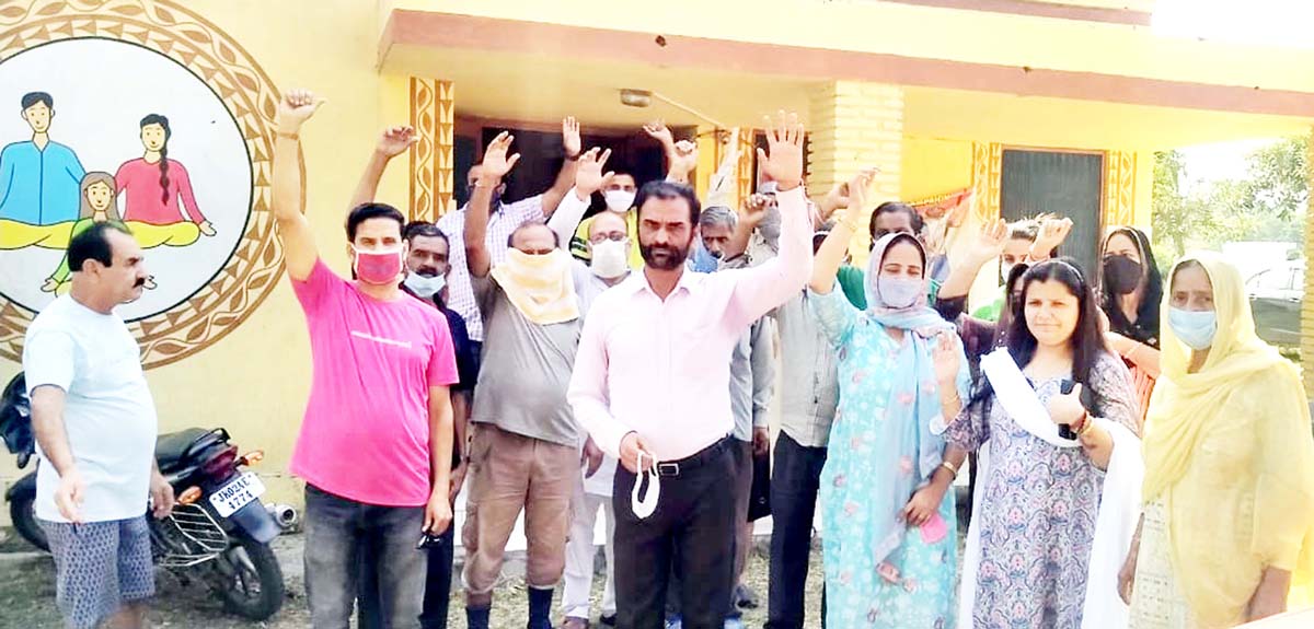 People protesting at Gurah Slathia against Health Department on Monday. -Excelsior/Badyal People protesting at Gurah Slathia against Health Department on Monday. -Excelsior/Badyal