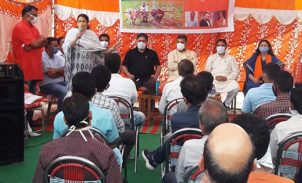 BJP leaders during a farmers meet at Camp Gole Gujral, Jammu on Sunday. —Excelsior/Rakesh BJP leaders during a farmers meet at Camp Gole Gujral, Jammu on Sunday. —Excelsior/Rakesh